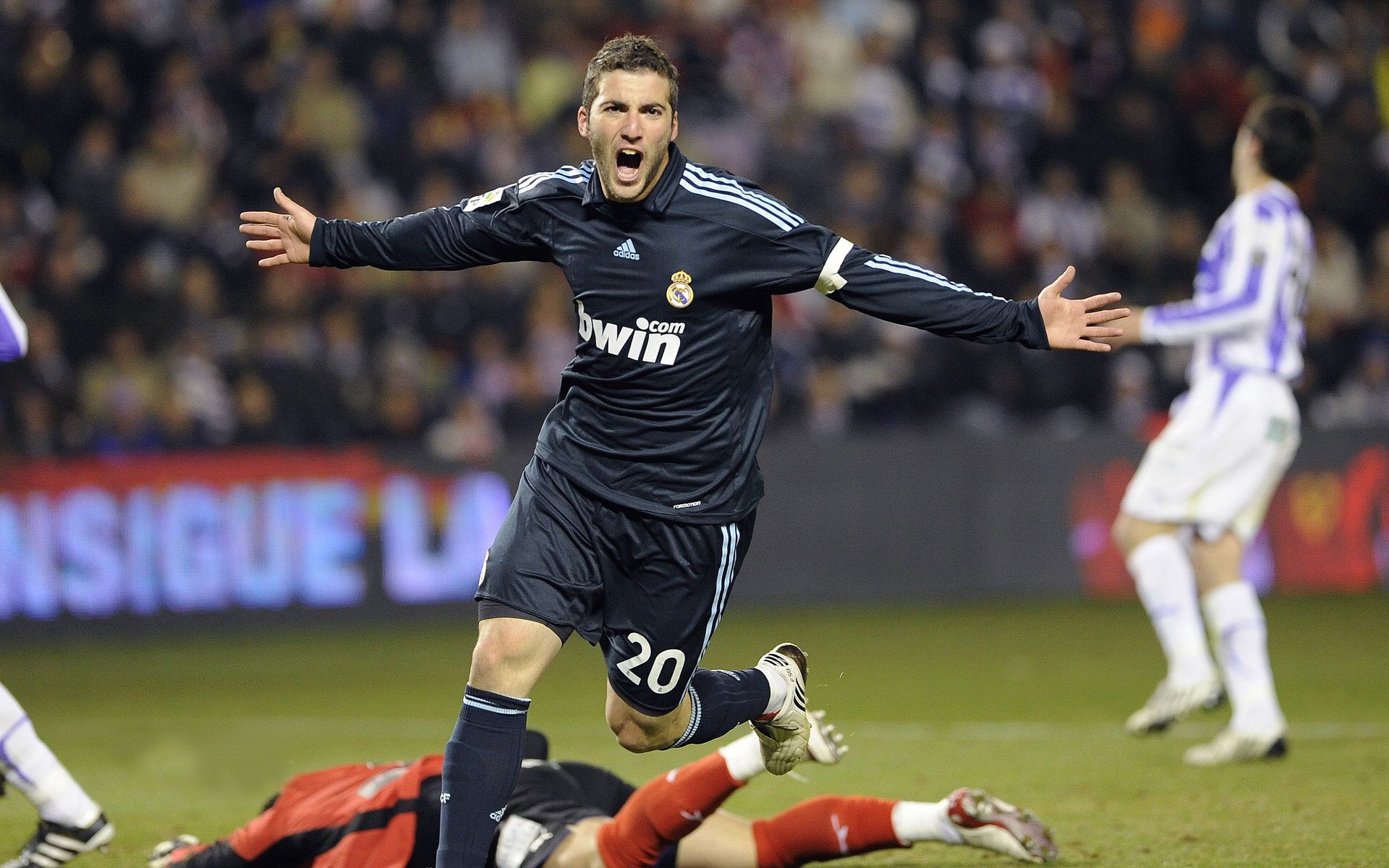 乒乓球街头快闪赛 公园石桌成为天然赛台